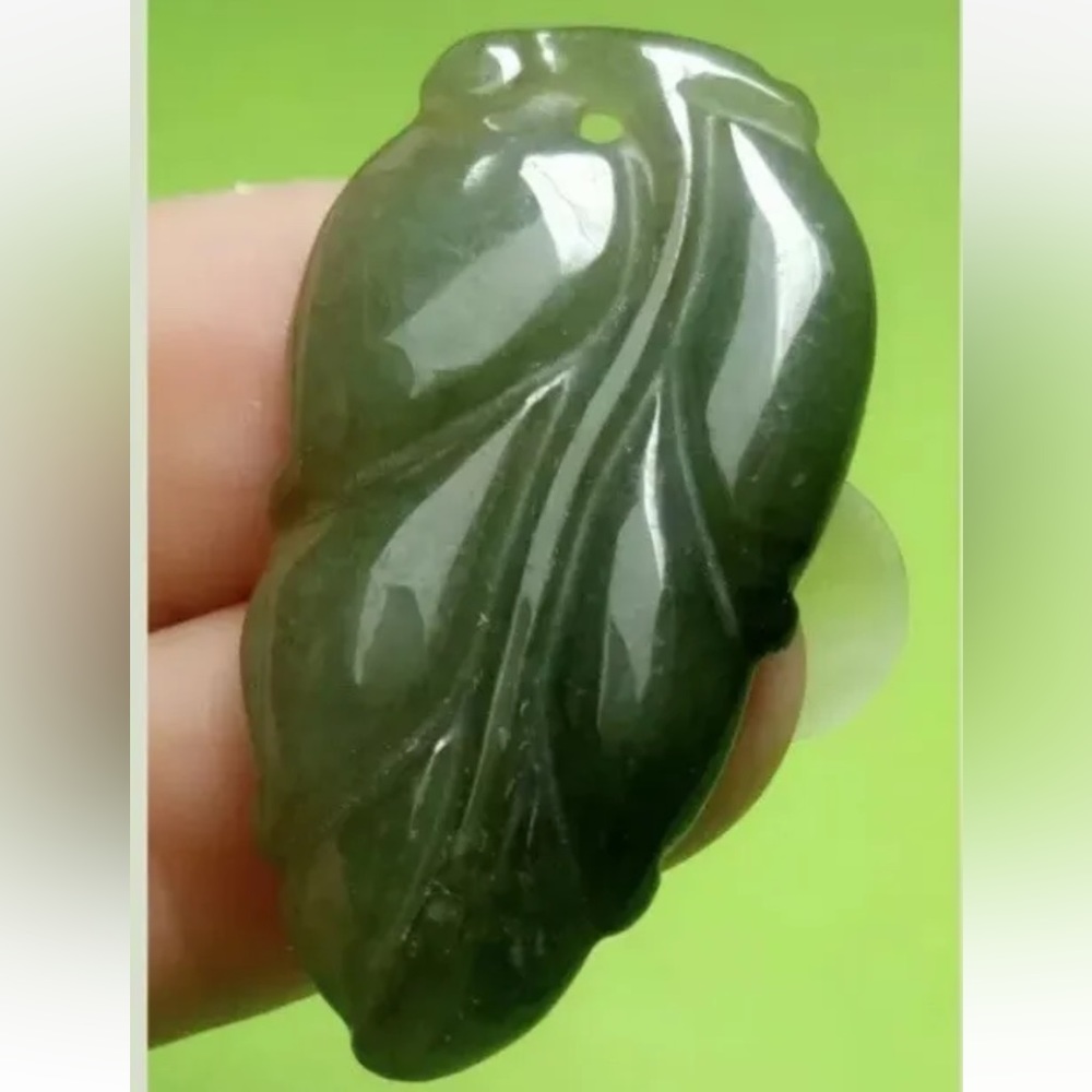 Certified Oily Green Natural A Jade Jadeite Hand-Carved Leaf 金枝 Pendant. 
038718